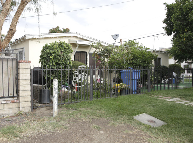 6859-6863 Morella Ave in North Hollywood, CA - Foto de edificio - Building Photo