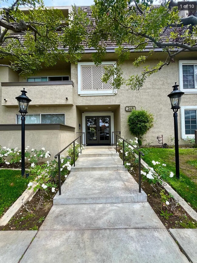 St. Francis Court South in San Gabriel, CA - Foto de edificio - Building Photo