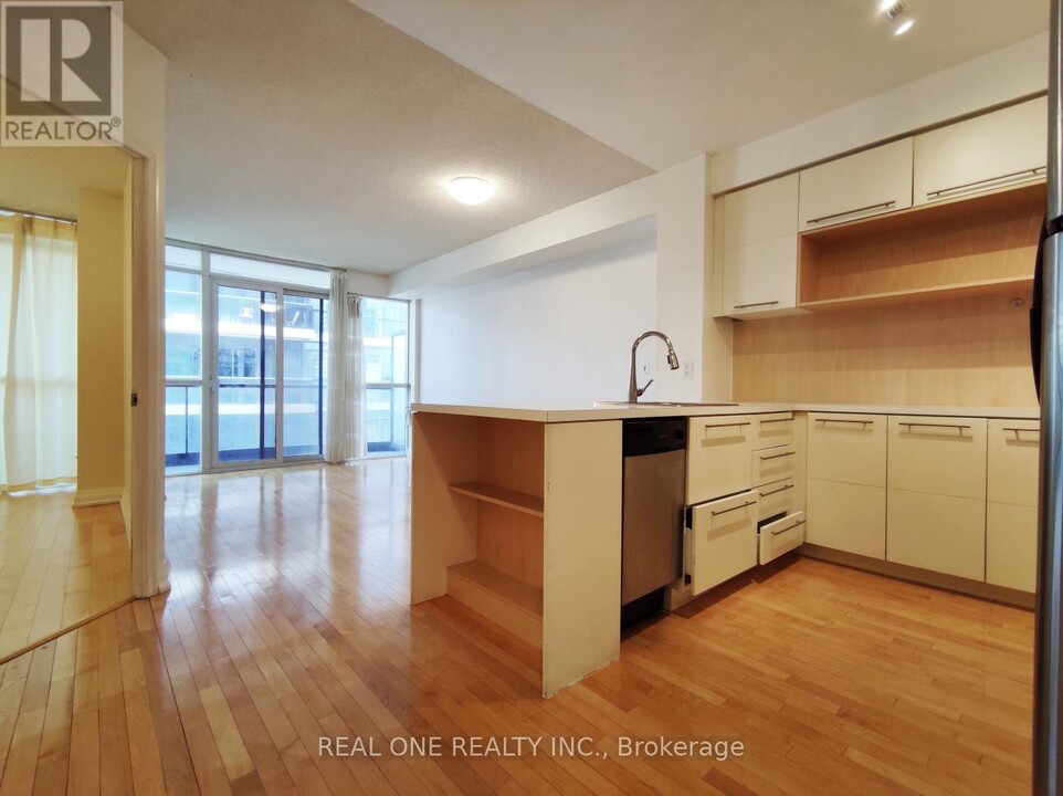 25-2625 Carlton St. in Toronto, ON - Building Photo