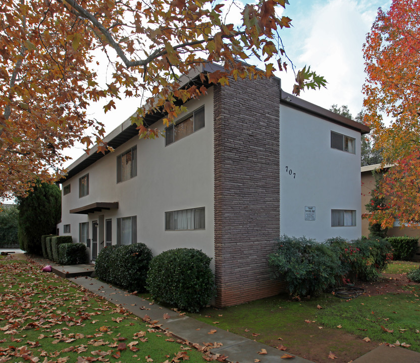 707 Bidwell St in Folsom, CA - Foto de edificio