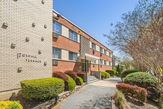 4465 MacArthur Blvd NW, Unit 111 in Washington, DC - Foto de edificio - Building Photo