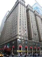 150 West 51st Street, Unit 1008 in New York, NY - Foto de edificio - Building Photo