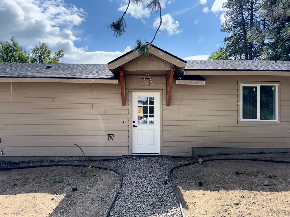 300 N 2nd St in Springdale, WA - Building Photo