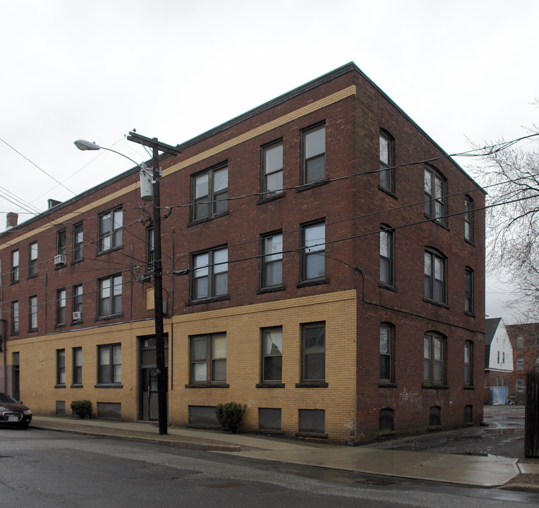 7 Ivy Ave in Holyoke, MA - Building Photo