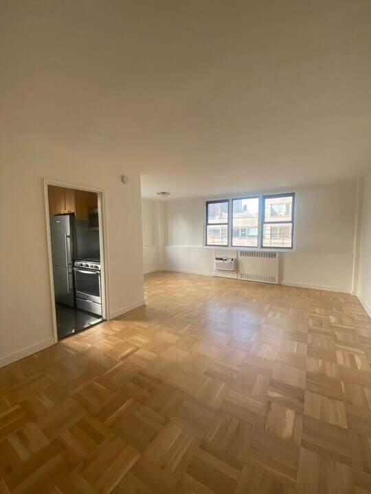 180 E 94th St in New York, NY - Building Photo