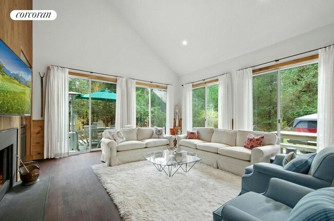 61 Huckleberry Ln in East Hampton, NY - Building Photo - Building Photo