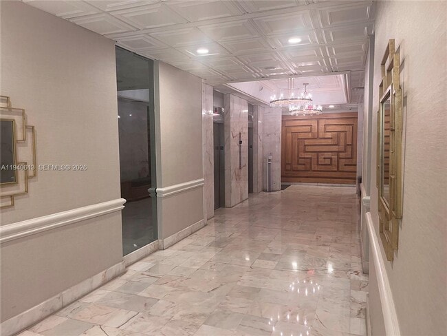 5750 Collins Ave in Miami Beach, FL - Foto de edificio - Building Photo