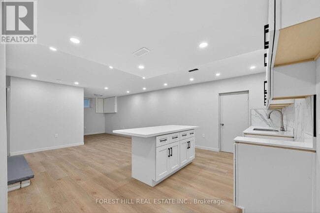 19 Candis Dr in Toronto, ON - Building Photo - Building Photo