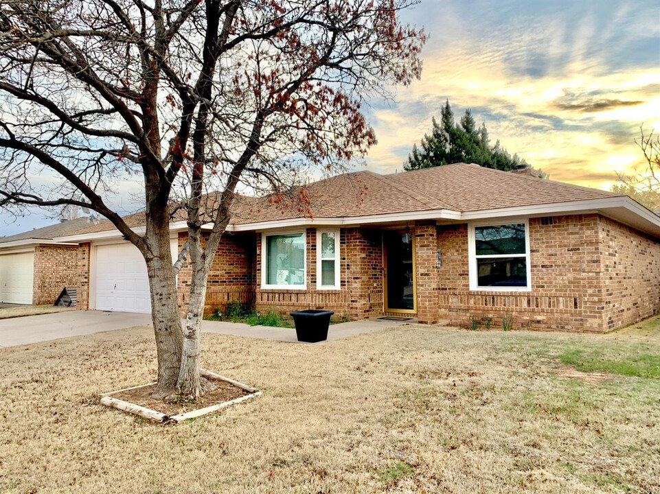 9609 Clinton Ave in Lubbock, TX - Building Photo