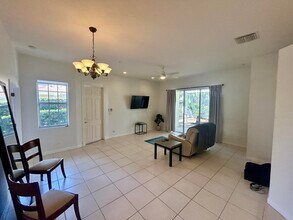 527 Commons Dr in Palm Beach Gardens, FL - Building Photo - Building Photo
