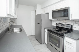 Buckingham Square Apts and TH in Troy, MI - Building Photo - Interior Photo