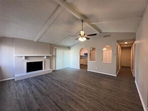 3037 Burning Tree Ln in Garland, TX - Foto de edificio - Building Photo