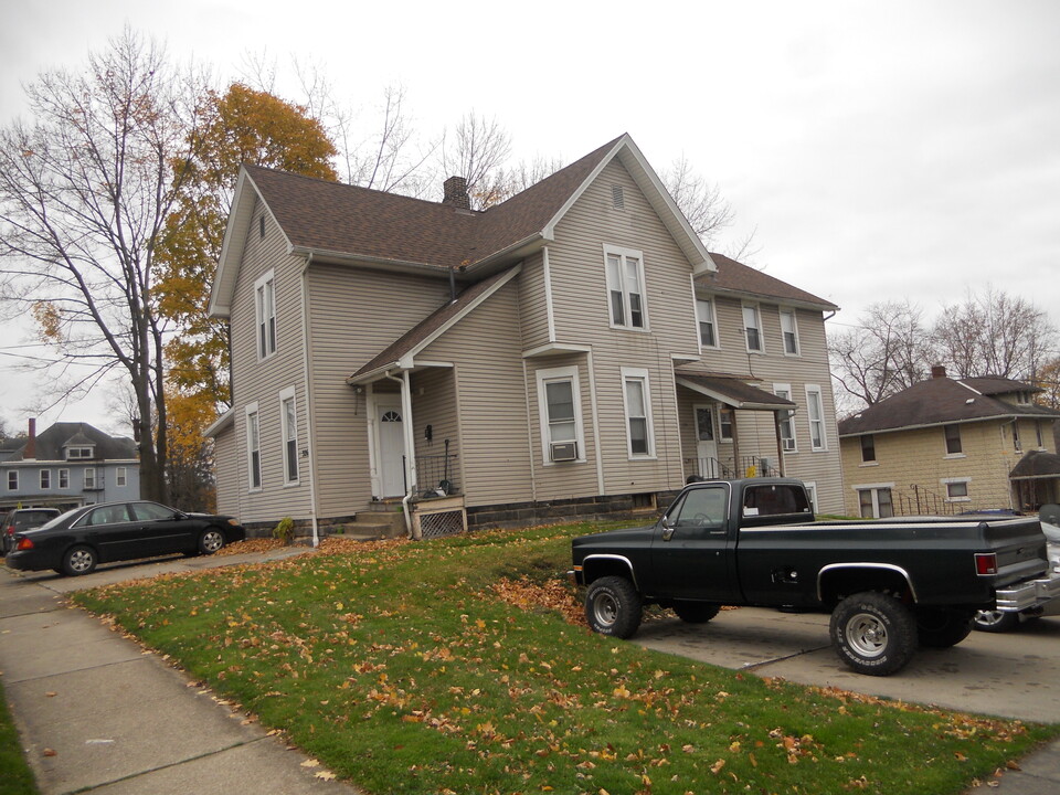 136 Brady St in Kent, OH - Building Photo