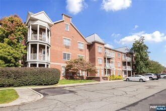 1109 Tenakill Park W in Cresskill, NJ - Building Photo - Building Photo