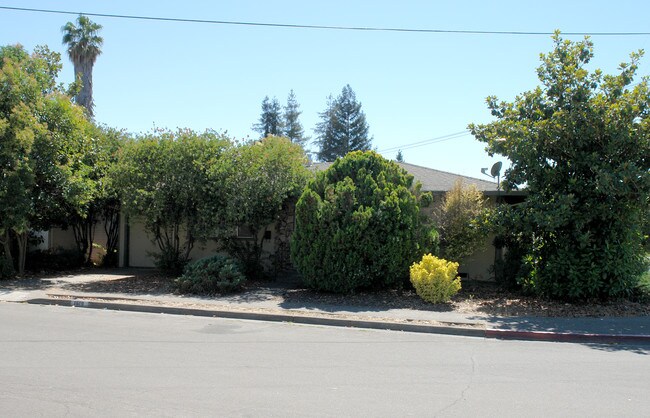 4060 Hoen Ave in Santa Rosa, CA - Foto de edificio - Building Photo