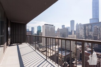 10 E Ontario, Unit 3203 in Chicago, IL - Building Photo - Building Photo