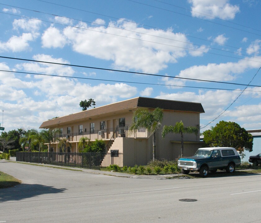 401 N Dixie Hwy in Hallandale, FL - Foto de edificio