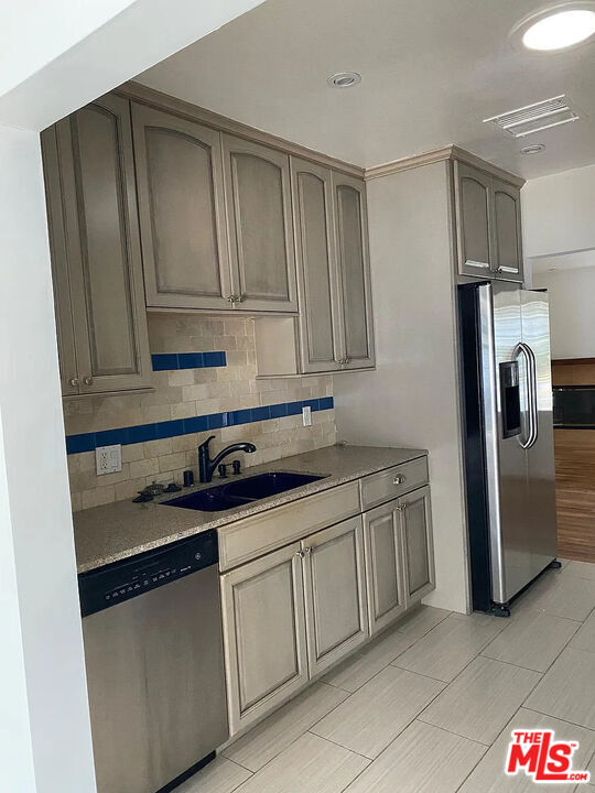 17429 Burbank Blvd in Los Angeles, CA - Building Photo - Building Photo