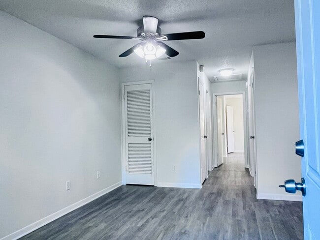 8202 N MARKS ST, Unit B in Tampa, FL - Building Photo - Building Photo