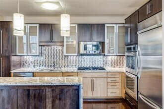 1700 Cedar Springs Rd in Dallas, TX - Building Photo - Building Photo
