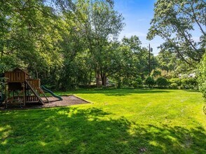 93 W Goulding St in Sherborn, MA - Foto de edificio - Building Photo