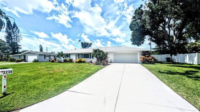 3236 S Lockwood Ridge Rd in Sarasota, FL - Building Photo - Building Photo