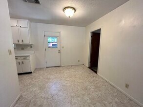 205 Powell Dr in Crestview, FL - Building Photo - Building Photo