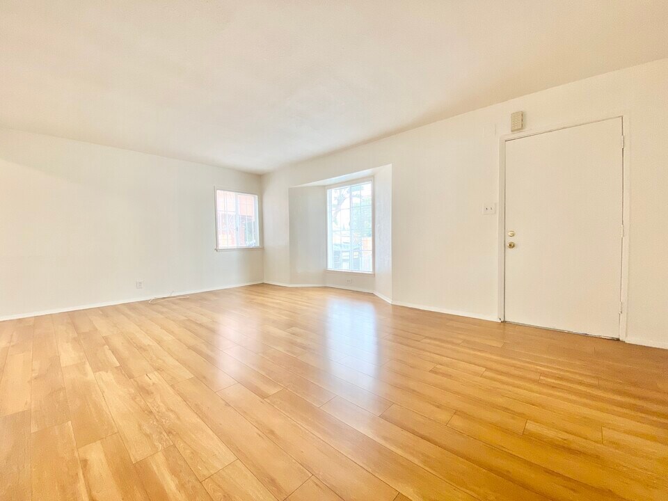 6337 10th Ave in Los Angeles, CA - Building Photo