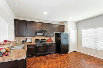 50 Woodland Hills Dr in Conroe, TX - Building Photo - Building Photo