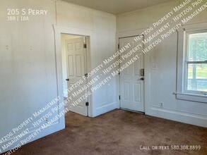 205 Perry St in Ponca City, OK - Foto de edificio - Building Photo