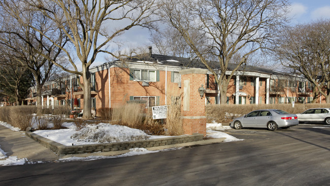 Brittany Place Condominiums in Arlington Heights, IL - Building Photo - Building Photo