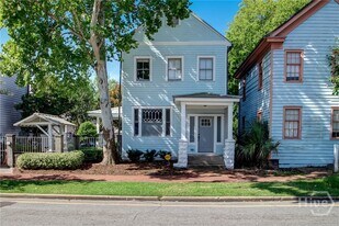 307 W Henry St in Savannah, GA - Building Photo