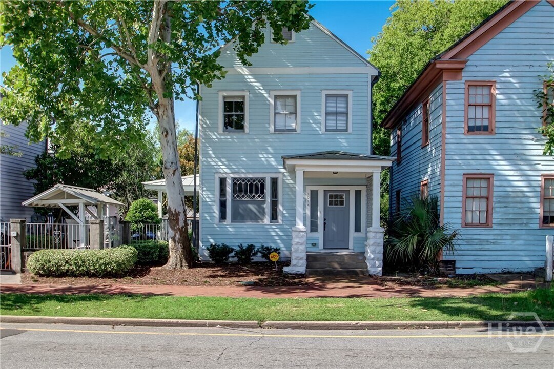 307 W Henry St in Savannah, GA - Building Photo