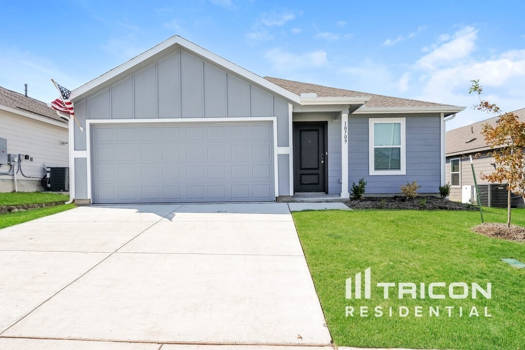 10709 Dusty Rnch Rd in Fort Worth, TX - Building Photo