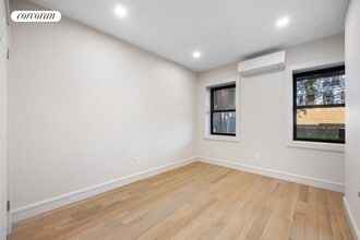 933 Greene Ave in Brooklyn, NY - Foto de edificio - Building Photo