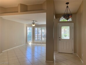 5021 Glenarden Dr in Las Vegas, NV - Building Photo - Building Photo