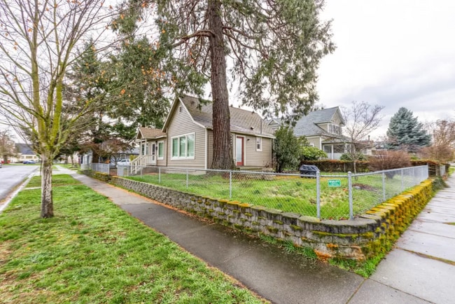 417 N Oakdale Ave in Medford, OR - Building Photo - Building Photo