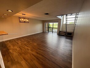 271 W Park Dr in Miami, FL - Building Photo - Building Photo