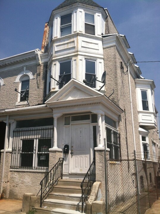 5617 W Girard Ave in Philadelphia, PA - Foto de edificio