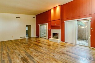 7040 Briarmeadow Dr in Dallas, TX - Building Photo