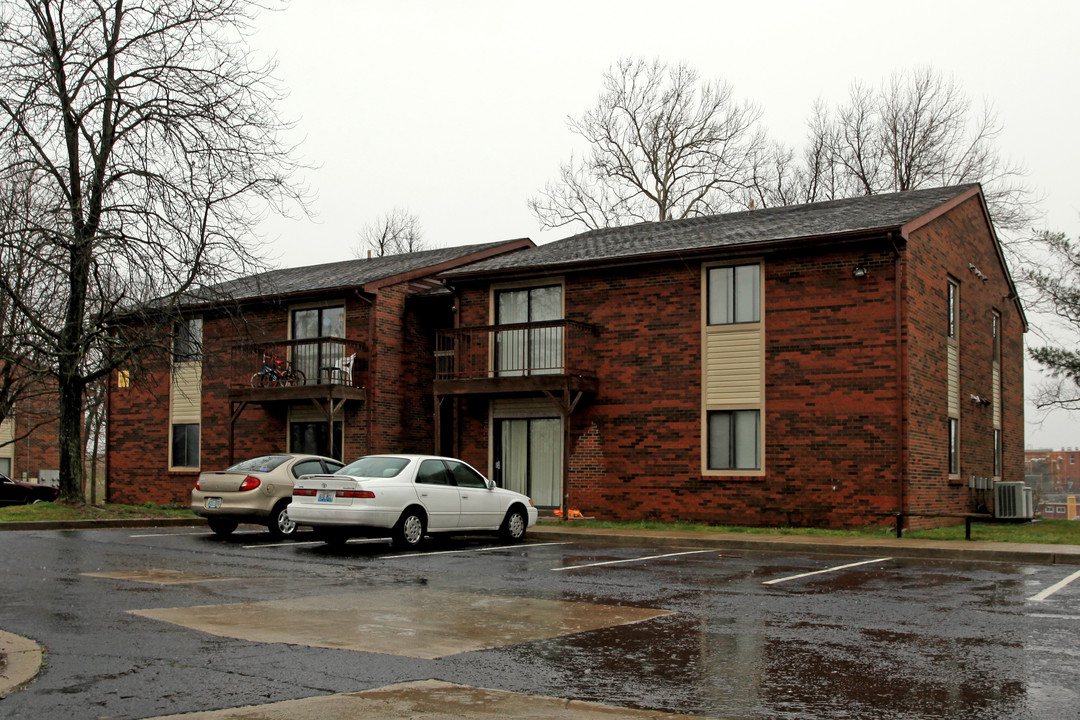 Doe Manor Apartments in Paris, KY - Building Photo