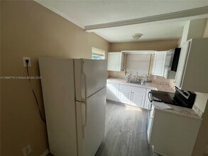 3050 Hayes St in Hollywood, FL - Building Photo - Building Photo