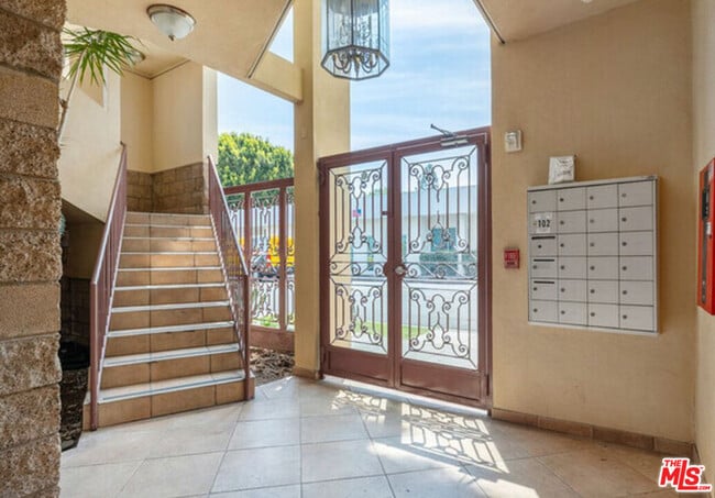 2301 Santa Monica Blvd in Santa Monica, CA - Building Photo - Building Photo