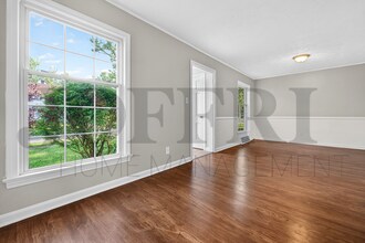 21012 Hillgrove Ave in Maple Heights, OH - Foto de edificio - Building Photo