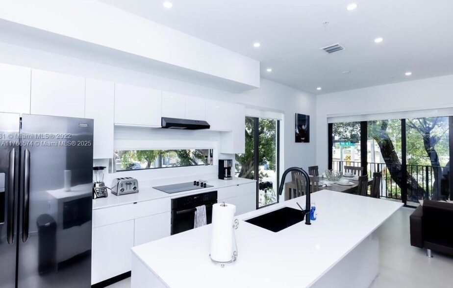 7107 NE 4th Ct in Miami, FL - Building Photo