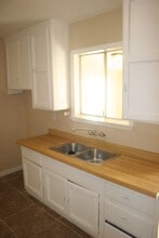 408 Hayslett Ave in Bakersfield, CA - Building Photo - Building Photo