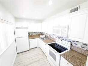 2710 Riverside Dr in Coral Springs, FL - Building Photo - Building Photo