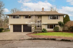 18133 SE Ed Anna Ct in Milwaukie, OR - Building Photo