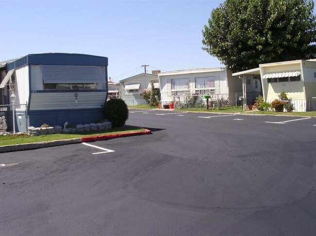 Mulberry Manor in Bakersfield, CA - Foto de edificio - Building Photo