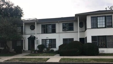 15863 Victory Blvd in Los Angeles, CA - Building Photo - Building Photo